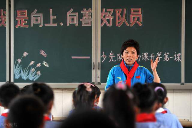 除了有万玛才旦、耿军这两位知名电影人为影片担任监制，导演高鸣也早在十五年前就凭借一部迷影纪录片《排骨》闯入影迷视野